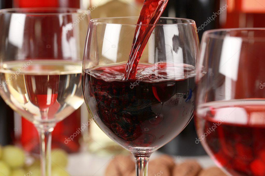 Weingläser und Getränkeauswahl