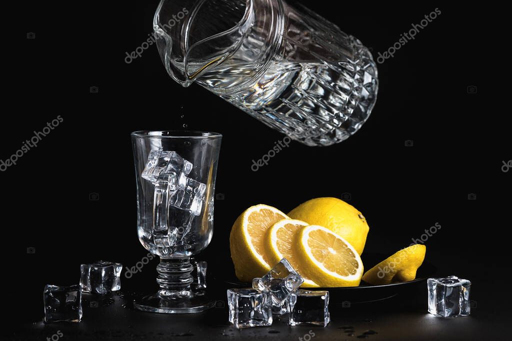 Erfrischendes Zitronenwasser in Karaffen